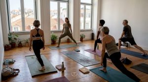 Um grupo a praticar yoga num estúdio em Lisboa.