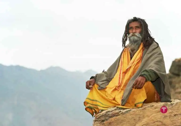 jogues yogi a meditar na montanha