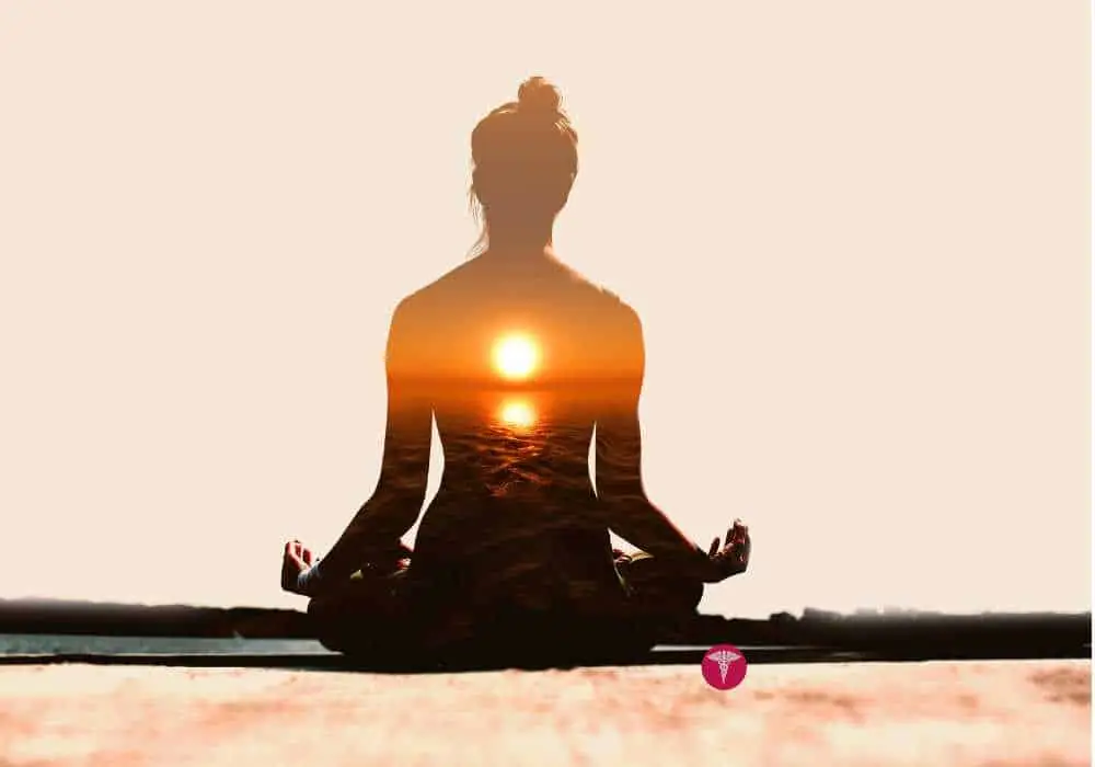 yoga feminino mulher a praticar meditação na praia