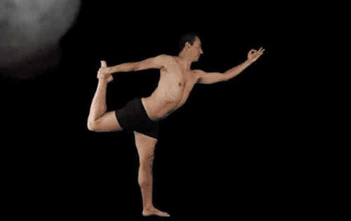 postura de yoga de Paulo Hayes