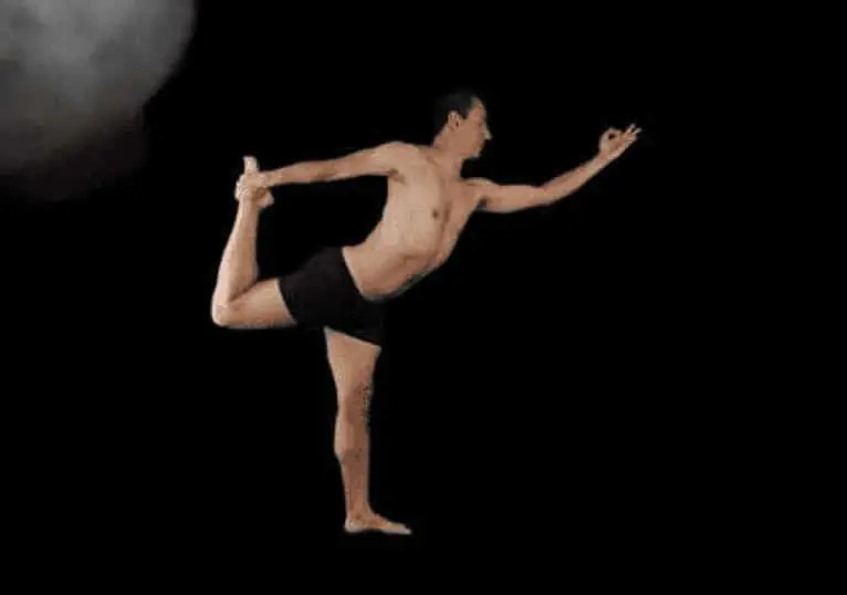 postura de yoga de Paulo Hayes